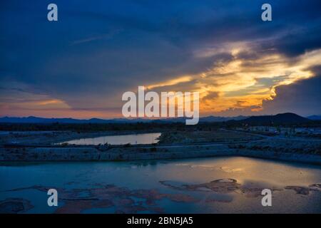 Dieses einzigartige Foto zeigt die hügelige Landschaft mit Seen, von hua hin in thailand, aufgenommen mit einer Drohne bei einem fantastischen Sonnenuntergang! Stockfoto