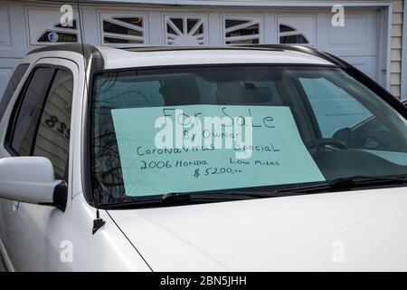 Vadnais Heights, Mn. Auto zum Verkauf durch den Eigentümer mit einem Coronavirus Special im Fenster. Wegen der schweren Zeiten, die durch die Pandemie verursacht werden, zum Verkauf. Stockfoto