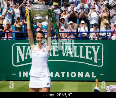 Karolina Pliskova aus Tschechien posiert mit der Siegertrophäe beim 2019 Nature Valley International WTA Premier Tennisturnier Stockfoto