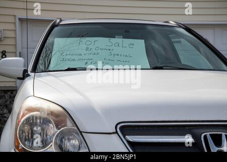 Vadnais Heights, Mn. Auto zum Verkauf durch den Eigentümer mit einem Coronavirus Special im Fenster. Wegen der schweren Zeiten, die durch die Pandemie verursacht werden, zum Verkauf. Stockfoto