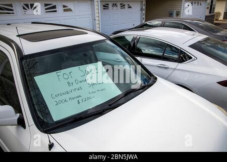 Vadnais Heights, Mn. Auto zum Verkauf durch den Eigentümer mit einem Coronavirus Special im Fenster. Wegen der schweren Zeiten, die durch die Pandemie verursacht werden, zum Verkauf. Stockfoto