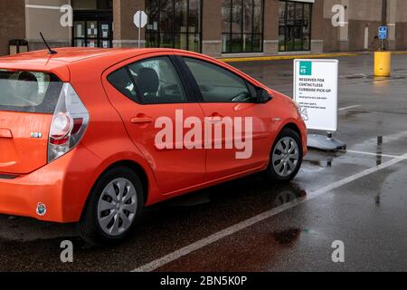 Roseville, MN. Ein Kunde wartet in seinem Auto auf seine Bestellung in der kontaktlosen Pickup-Spur an der Bordseite. Stockfoto