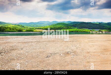 Leere Schutt Bürgersteig und ruhige ländliche Naturlandschaft. Stockfoto