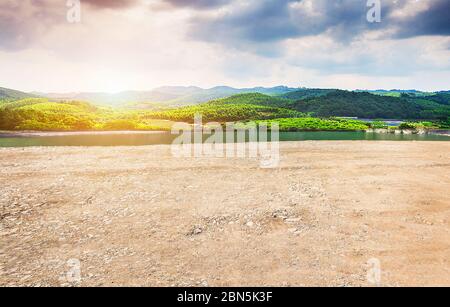 Leere Schutt Bürgersteig und ruhige ländliche Naturlandschaft. Stockfoto