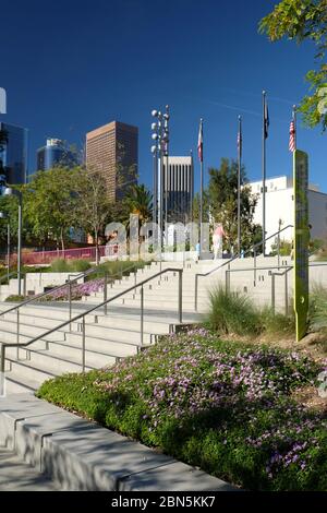 An einem sonnigen Nachmittag im Grand Park im Civic Center in Downtown Los Angeles Stockfoto