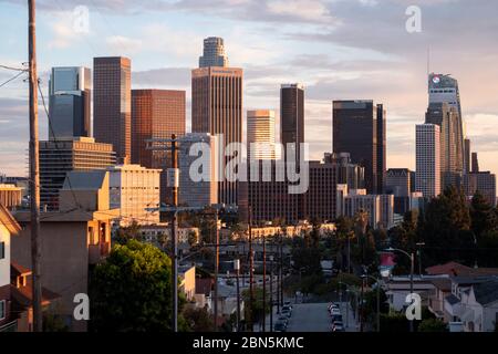 Die Skyline von Los Angeles im Stadtzentrum bei Sonnenuntergang, von einem Wohnviertel aus gesehen Stockfoto