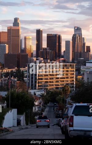 Die Skyline von Los Angeles im Stadtzentrum bei Sonnenuntergang, von einem Wohnviertel aus gesehen Stockfoto
