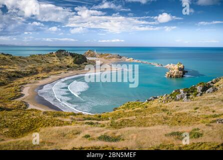 Strand mit türkisfarbenem Meer am Castlepoint Lighthouse, Masterton, Wellington, North Island, Neuseeland Stockfoto