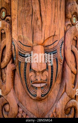 Gesicht, geschnitzte Maske, Schnitzkunst der Maori, Te Puia, Whakarewarewa, Rotorua, Bay of Plenty, Neuseeland Stockfoto