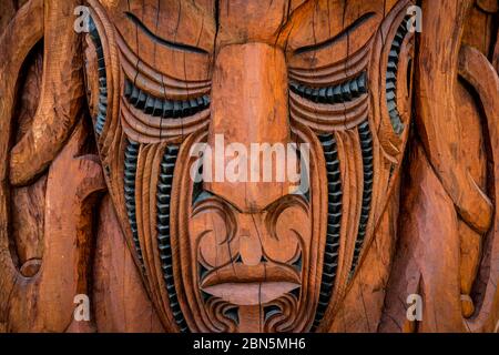 Gesicht, geschnitzte Maske, Schnitzkunst der Maori, Te Puia, Whakarewarewa, Rotorua, Bay of Plenty, Neuseeland Stockfoto