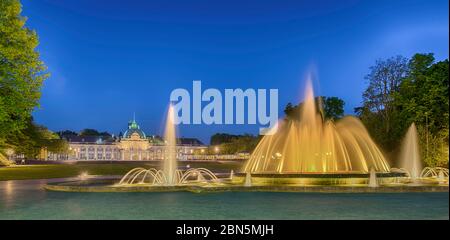 Kurgarten mit Springbrunnen, beleuchtet, Kaiserpalais, Bad Oeynhausen, Deutschland Stockfoto