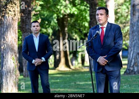 Skopje, Nordmakedonien. Mai 2020. Zoran Zaev (R), der regierende Parteivorsitzende der Sozialdemokratischen Union Mazedoniens (SDSM), spricht nach einem Treffen der regierenden und oppositionellen Parteien in Skopje, Nordmazedonien, am 12. Mai 2020, mit Reportern. Die Führer der regierenden und oppositionellen Parteien in Nordmazedonien haben bei einem Treffen von Präsident Stevo Pendarovski keine Einigung über einen neuen Termin für vorgezogene Parlamentswahlen erzielt, berichteten lokale Medien am Dienstag. Kredit: Tomislav Georgiev/Xinhua/Alamy Live News Stockfoto