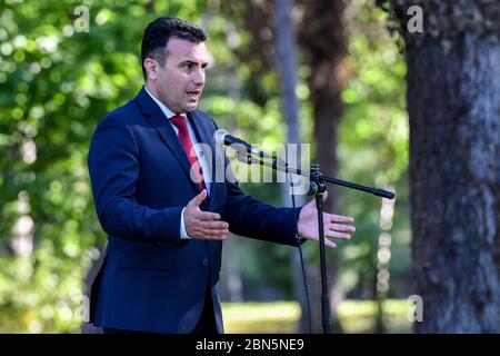 Skopje, Nordmakedonien. Mai 2020. Zoran Zaev, der regierende Parteivorsitzende der Sozialdemokratischen Union Mazedoniens (SDSM), spricht nach einem Treffen der regierenden und oppositionellen Parteien in Skopje, Nordmazedonien, am 12. Mai 2020, mit Reportern. Die Führer der regierenden und oppositionellen Parteien in Nordmazedonien haben bei einem Treffen von Präsident Stevo Pendarovski keine Einigung über einen neuen Termin für vorgezogene Parlamentswahlen erzielt, berichteten lokale Medien am Dienstag. Kredit: Tomislav Georgiev/Xinhua/Alamy Live News Stockfoto