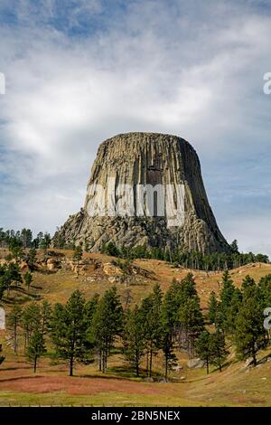 WY04232-00...SOUTH DAKOTA - der Teufelsturm erhebt sich aus der Prärie und landet im Devil's Tower National Monument. Stockfoto