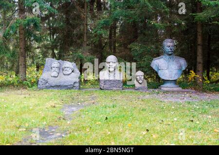 Eine Büste Skulptur Lineup von verschiedenen kommunistischen Führer. Engels, Marx, Lenin, unbekannt, Stalin. In Gruto Parkas bei Druskininkai, Litauen. Stockfoto