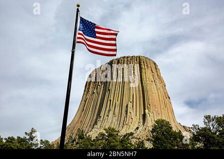 WY04238-00...WYOMING - die Flagge der Vereinigten Staaten und Devil's Tower im Besucherzentrum im Devil's Tower National Monument. Stockfoto
