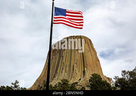 WY04239-00...WYOMING - die Flagge der Vereinigten Staaten und Devil's Tower im Besucherzentrum im Devil's Tower National Monument. Stockfoto