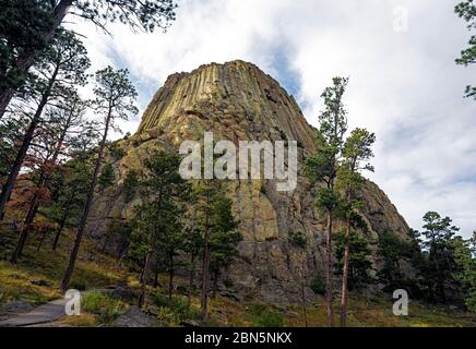 WY04245-00...WYOMING - Devil's Tower vom South Side Tower Trail im Devil's Tower National Monument aus gesehen. Stockfoto