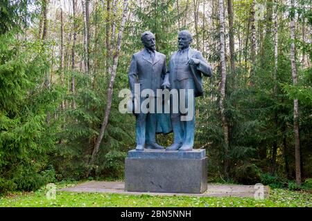 Eine Bronzestatue von Lenin im Gespräch mit dem kommunistischen Führer Felix Dserschinski. In Gruto Parkas bei Druskininkai, Litauen. Stockfoto