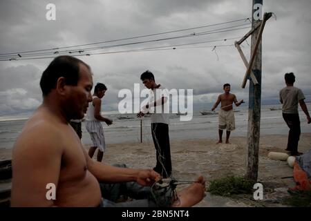 Ein Fischerdorf an der Westküste Sumatras im Dezember reparierten Fischer am Strand des Dorfes Malabro in Bengkulu, einer Stadt an der Westküste Sumatras mit Blick auf den Indischen Ozean. Archivbild. 1.. Dezember 2012. © Reynold Sumayku Stockfoto