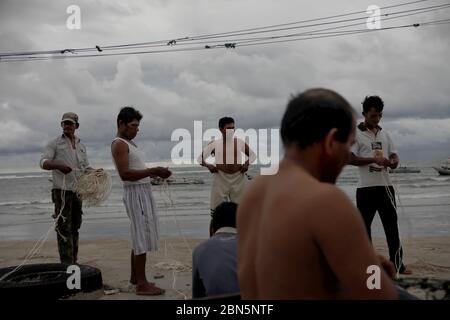 Ein Fischerdorf an der Westküste Sumatras im Dezember reparieren Fischer Angelschnur am Strand des Dorfes Malabro in Bengkulu, einer Stadt an der Westküste Sumatras mit Blick auf den Indischen Ozean. Archivbild. 1st Dezember 2012. Stockfoto