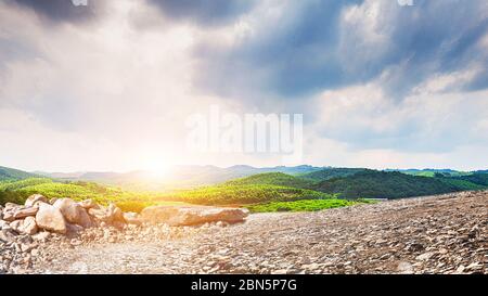 Leere Schutt Bürgersteig und ruhige ländliche Naturlandschaft. Stockfoto