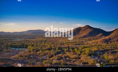 Dieses einzigartige Foto zeigt die hügelige Landschaft mit Seen, von hua hin thailand, aufgenommen mit einer Drohne bei einem fantastischen Sonnenuntergang! Stockfoto