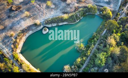 Dieses einzigartige Foto zeigt die Inseln und die Struktur von einem Reservoir in Hua Hin Thailand von oben. Das Bild wurde mit einer Drohne getroffen. Stockfoto