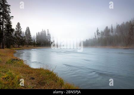 WY04280-00...WYOMING - Morgennebel am Firehole River im Yellowstone National Park. Stockfoto
