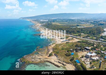 Die israelische Küste des Mittelmeers in der Nähe der Stadt Nahariya. In der Nähe des Banana Beach. Luftaufnahme am Tag. Stockfoto