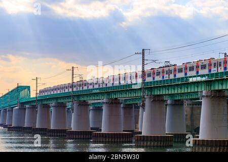 SEOUL, KOREA – 30. Januar 2020. Seoul Han River Railway Bridge und Seoul Subway. Seoul Korail Subway Service. Stockfoto