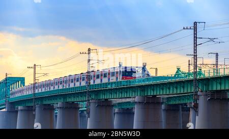 SEOUL, KOREA – 30. Januar 2020. Seoul Han River Railway Bridge und Seoul Subway. Seoul Korail Subway Service. Stockfoto