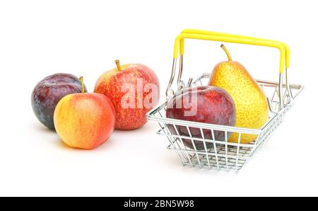 Ein kleiner Einkaufskorb mit Früchten, Äpfeln, Birnen und Pflaumen auf weißem Hintergrund. Gesundes Essen, vegetarisches Essen, Gemüse, Einkaufen im Superma Stockfoto