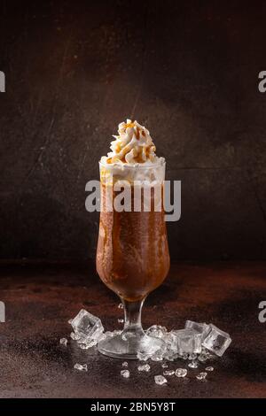 Köstlicher, kalter, erfrischender Eiskaffee in Cocktailglas Stockfoto
