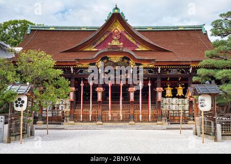 KYOTO, JAPAN - 17. OKTOBER 2019: Der Shaden oder Hauptheiligtum von Kitano Tenmangu Schrein, der den Geist des gottes Tenjin beherbergt. Kyoto. Japan Stockfoto