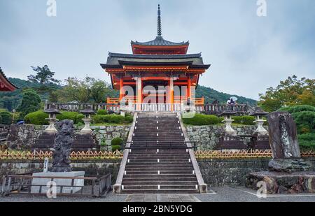 KYOTO, JAPAN - 18. OKTOBER 2019: Die Treppe zum Westtor (sei-mon), die die dreistöckige Pagode verbirgt. Kiyomizu-dera-Tempel. Kyoto. Japan Stockfoto