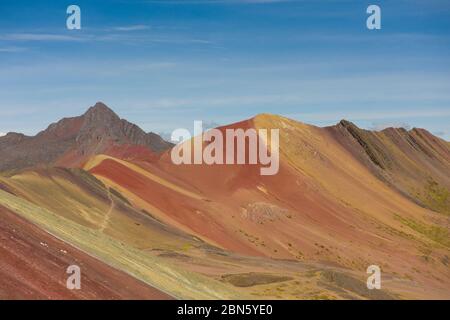 Vinicunca oder Winikunka, auch genannt Montaña de Siete Colores, Montaña de Colores oder Rainbow Berg, ist ein Berg in Peru mit einer Höhe von 5.200 Stockfoto