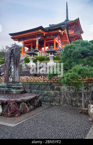 KYOTO, JAPAN - 18. OKTOBER 2019: Die Aussicht auf das Westtor (Seimon) und die dreistöckige Pagode auf dem Hügel am Kiyomizu-dera (Otowa-san) Tempel. Kyo Stockfoto