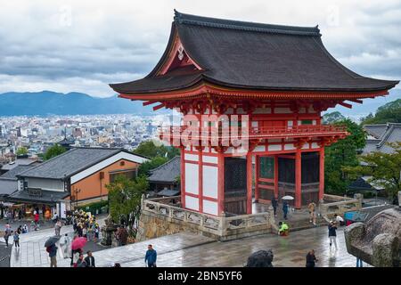 KYOTO, JAPAN - 18. OKTOBER 2019: Der Blick auf das zweistöckige Nio-mon (Deva-Tor), den Haupteingang des Kiyomizu-dera-Tempels, auf dem Hintergrund des alten Te Stockfoto