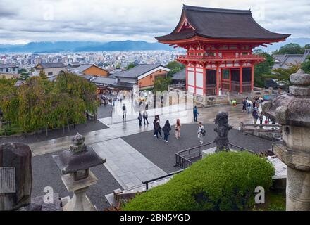 KYOTO, JAPAN - 18. OKTOBER 2019: Der Blick auf das zweistöckige Nio-mon (Deva-Tor), den Haupteingang zum Kiyomizu-dera Tempel, auf dem Hintergrund des alten C. Stockfoto