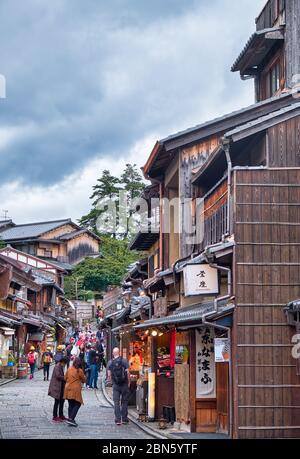 KYOTO, JAPAN - 18. OKTOBER 2019: Die bevölkerten Matsubara-dori Straße voller Cafés und Souvenirläden in der Nähe des Kiyomizu-dera Tempels. Kyoto. Japa Stockfoto