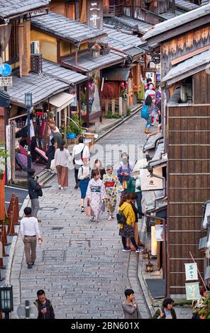 KYOTO, JAPAN - 18. OKTOBER 2019: Der Blick von oben auf die überfüllte Straße voller Cafés und Souvenirläden in der Nähe des Kiyomizu-dera-Tempels. Kyoto. Stockfoto