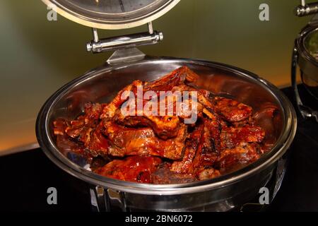 Große Portion Schweinerippchen in einem Buffettablett Stockfoto