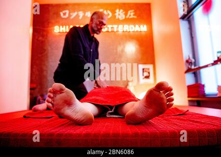Rotterdam, Niederlande. 13. Mai 2020. louis Casteelen in Aktion beim Shiatsu, einer japanischen Massage, bei der der Therapeut verschiedene Körperpunkte drückt, um Störungen in Muskeln, Nerven und Organen zu finden. Quelle: SOPA Images Limited/Alamy Live News Stockfoto