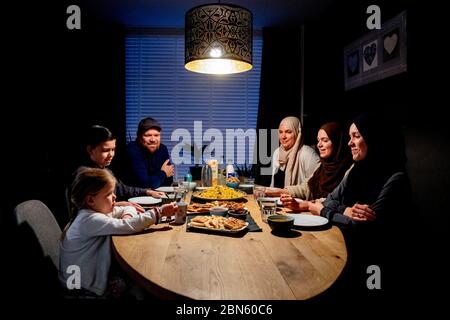 Rotterdam, Niederlande. Mai 2020. Eine Familie am Tisch, die nach Sonnenuntergang während des islamischen Fastenmonats Ramadan, dem heiligsten Monat des islamischen Kalenders, iftar essen. Quelle: SOPA Images Limited/Alamy Live News Stockfoto