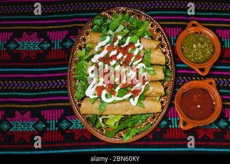 Feutas de pollo, Chicken Tacos dorados und Salsa hausgemachte mexikanische Küche in mexiko-Stadt Stockfoto