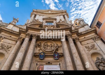 Rom, Italien - 10 03 2018: Die kleine Kirche San Marcello al Corso aus dem 16. Jahrhundert an der belebten Via del Corso in Rom, Italien