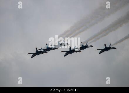 Indianapolis, Usa. Mai 2020. Die United States Navy Blue Angels fliegen über Indianapolis, um die COVID-19/Coronavirus Gesundheitsarbeiter, Ersthelfer und andere wichtige Mitarbeiter zu ehren. Quelle: SOPA Images Limited/Alamy Live News Stockfoto