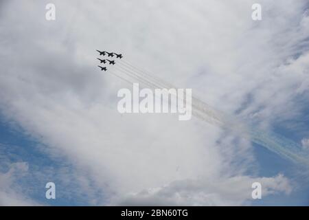 Indianapolis, Usa. Mai 2020. Die United States Navy Blue Angels fliegen über Indianapolis, um die COVID-19/Coronavirus Gesundheitsarbeiter, Ersthelfer und andere wichtige Mitarbeiter zu ehren. Quelle: SOPA Images Limited/Alamy Live News Stockfoto