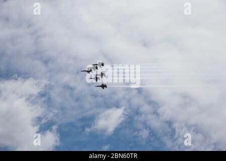 Indianapolis, Usa. Mai 2020. Die United States Navy Blue Angels fliegen über Indianapolis, um die COVID-19/Coronavirus Gesundheitsarbeiter, Ersthelfer und andere wichtige Mitarbeiter zu ehren. Quelle: SOPA Images Limited/Alamy Live News Stockfoto